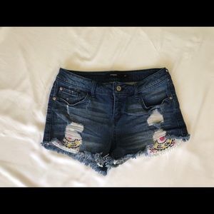 Cutoff shorts with detail